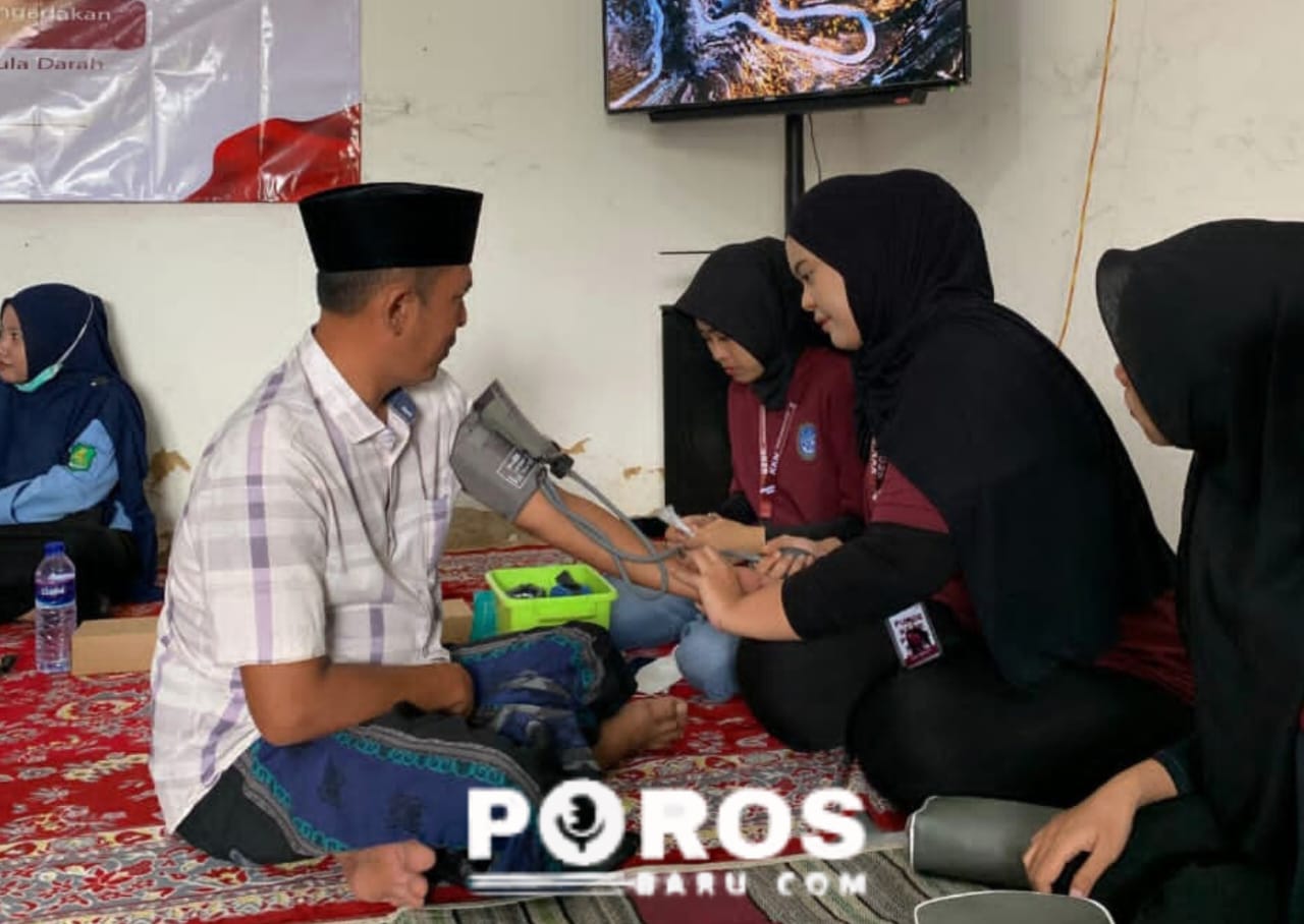 Mahasiswa KKN Unija menggelar bakti sosial pemeriksaan kesehatan gratis di Desa Lebeng Timur, Sumenep. (Foto : Aditya)