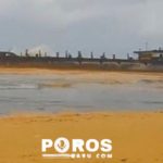 Cairan berwarna kekuning-kuningan di pesisir Pantai Pulau Gili Iyang Sumenep diduga tumpahan dari kapal yang terseret ombak. (Foto : Aditya)