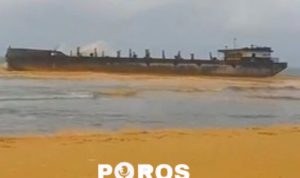 Cairan berwarna kekuning-kuningan di pesisir Pantai Pulau Gili Iyang Sumenep diduga tumpahan dari kapal yang terseret ombak. (Foto : Aditya)