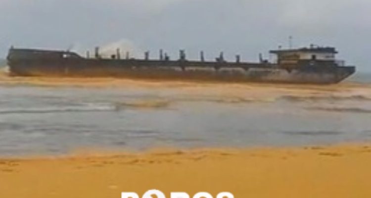 Cairan berwarna kekuning-kuningan di pesisir Pantai Pulau Gili Iyang Sumenep diduga tumpahan dari kapal yang terseret ombak. (Foto : Aditya)