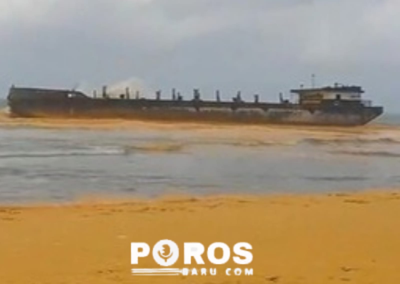 Cairan berwarna kekuning-kuningan di pesisir Pantai Pulau Gili Iyang Sumenep diduga tumpahan dari kapal yang terseret ombak. (Foto : Aditya)