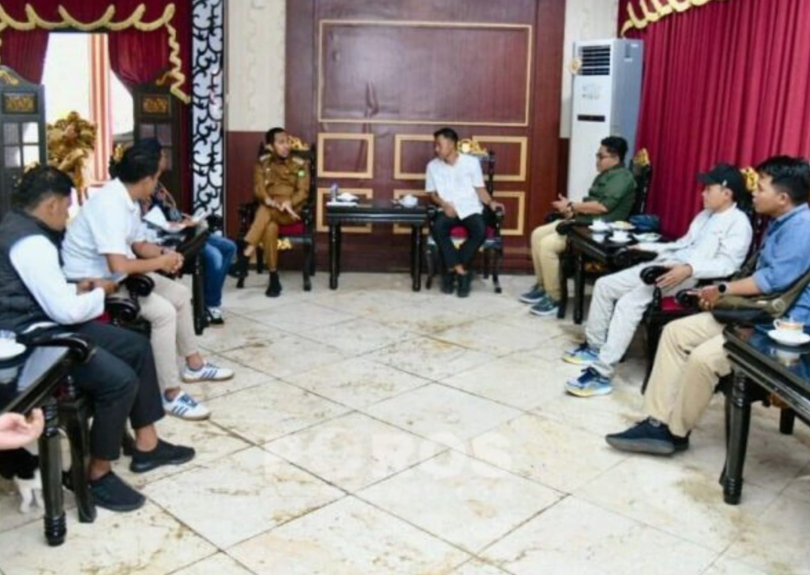 Bupati Sumenep, Achmad Fauzi Wongsojudo menemui kunjungan Pengurus PWI Sumenep, di Rumah Dinas, Senin (26/1). (Foto : Aditya)