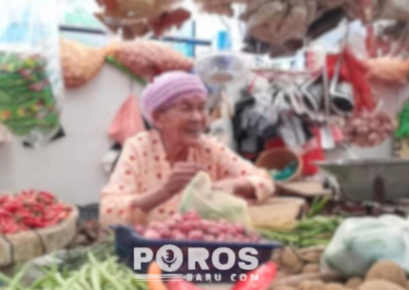 Aktivitas pedagang di Pasar Anom Sumenep saat inflasi Januari 2026 tercatat tertinggi di Jawa Timur.