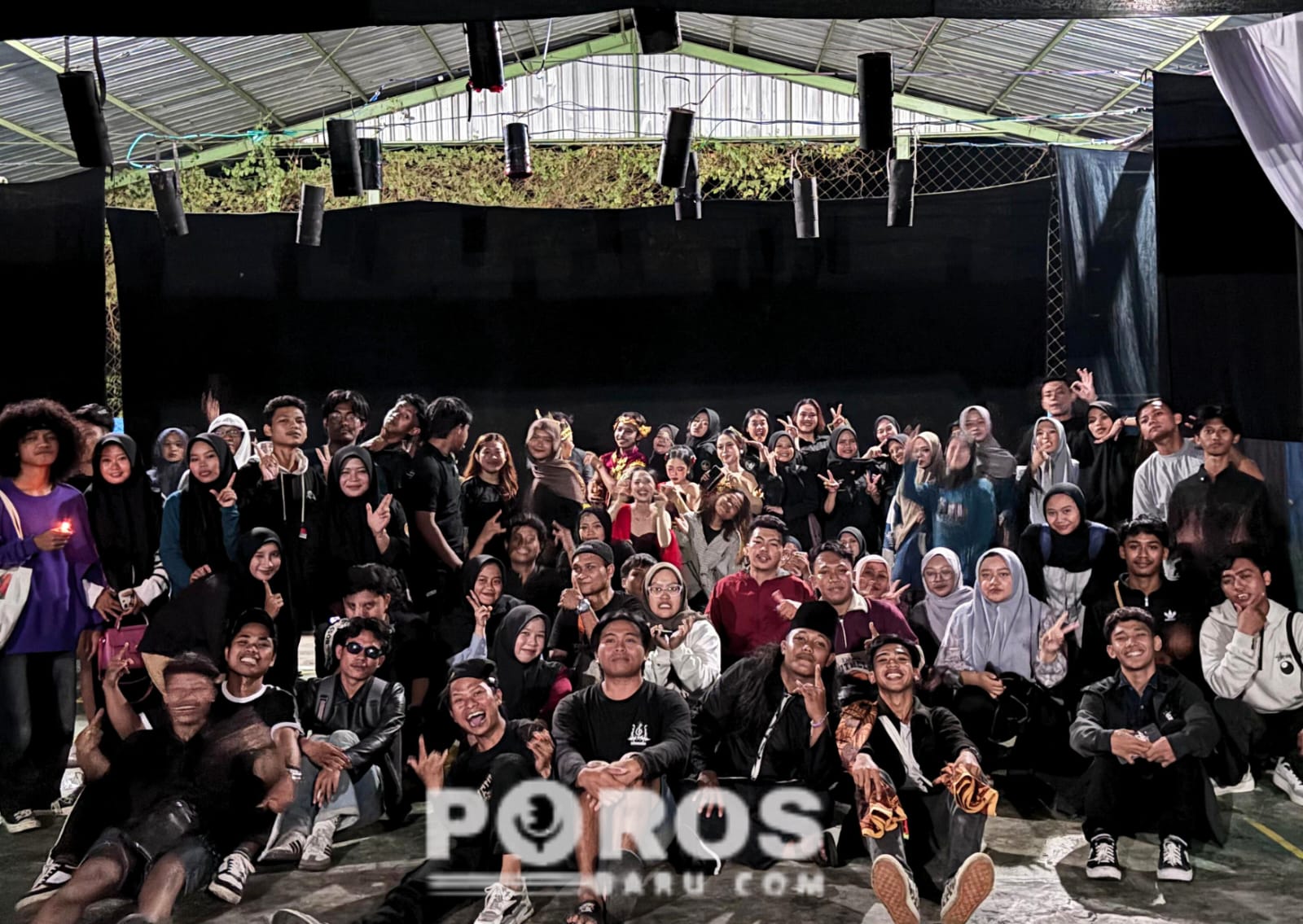 Pentas perdana Sanggar Dhemar UNIBA Madura bertema Teriakan Panggung di Balai Desa Patean, Sumenep