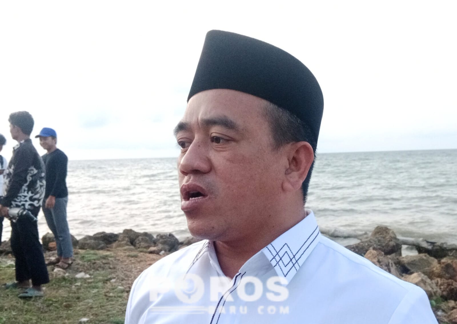 Kepala Kemenag Sumenep, Abdul Wasid saat diwawancari selepas rukyatul hilal Ramadan 1447 H di Pantai Tanaros, Sumenep.