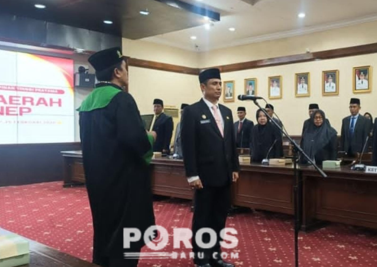 Prosesi pelantikan dan pengambilan sumpah Agus Dwi Saputra sebagai Sekda Kabupaten Sumenep dalam prosesi di ruang Arya Wiraraja Kantor Pemkab Sumenep.