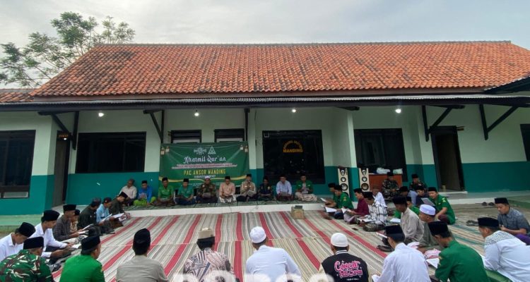 GP Ansor Manding menggelar Khotmil Qur'an di Markas Koramil Manding bersama tokoh NU dan aparat setempat.