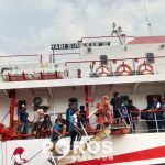 Sejumlah penumpang Mudik Gratis antar kepualan menikan kapal DBS III.