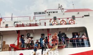 Sejumlah penumpang Mudik Gratis antar kepualan menikan kapal DBS III.