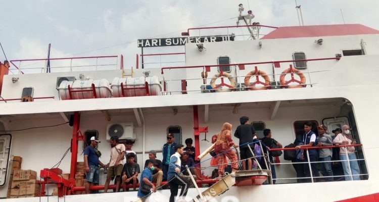 Sejumlah penumpang Mudik Gratis antar kepualan menikan kapal DBS III.