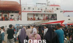 Ratusan Calon penumpang melakukan verifikasi sebelum menaiki kapal DBS III.