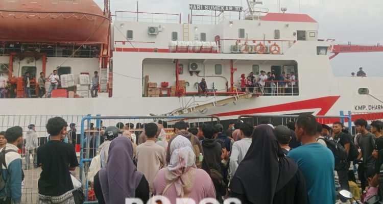 Ratusan Calon penumpang melakukan verifikasi sebelum menaiki kapal DBS III.