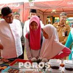 Bupati Sumenep, Ahcmad Fauzi Wongsojudo saat berbincang dengan siswa di Bazar Takjil Sumenep.