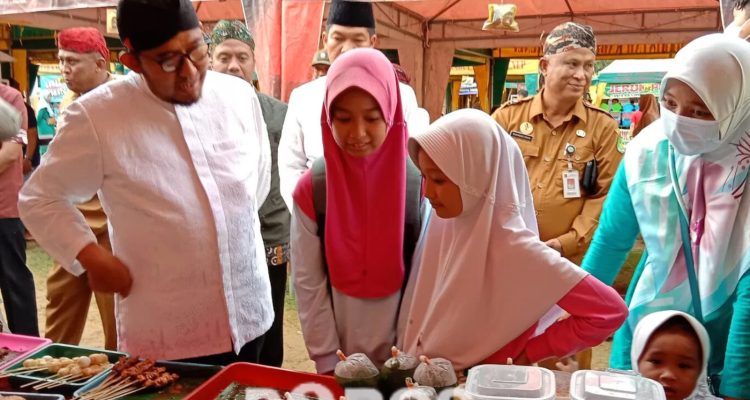 Bupati Sumenep, Ahcmad Fauzi Wongsojudo saat berbincang dengan siswa di Bazar Takjil Sumenep.