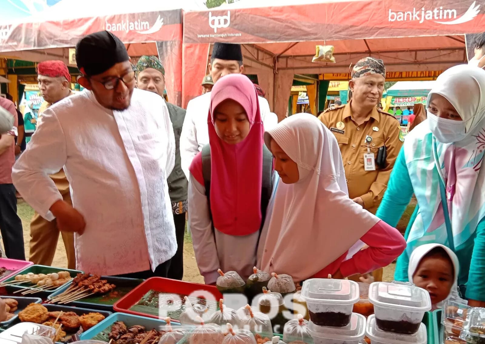 Bupati Sumenep, Ahcmad Fauzi Wongsojudo saat berbincang dengan siswa di Bazar Takjil Sumenep.