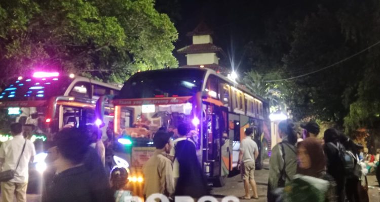 Peserta mudik gratis Sumenep dari Jakarta tiba di tiktik terakhir perjalanan dengan disambuta keluarga mereka.