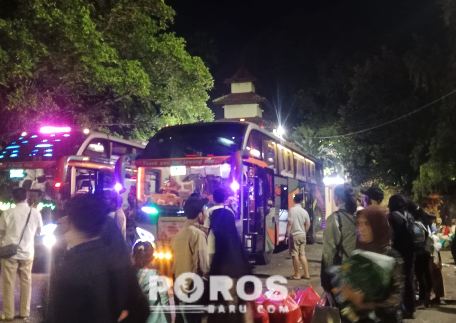 Peserta mudik gratis Sumenep dari Jakarta tiba di tiktik terakhir perjalanan dengan disambuta keluarga mereka.