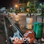 Kondisi taman Bunga dipenuhi sampah yang berserakan saat menjelang subuh. Foto diambil sebelum petugas membersihkannya.