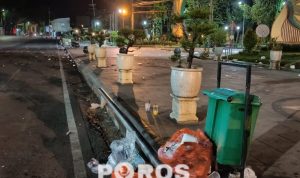 Kondisi taman Bunga dipenuhi sampah yang berserakan saat menjelang subuh. Foto diambil sebelum petugas membersihkannya.