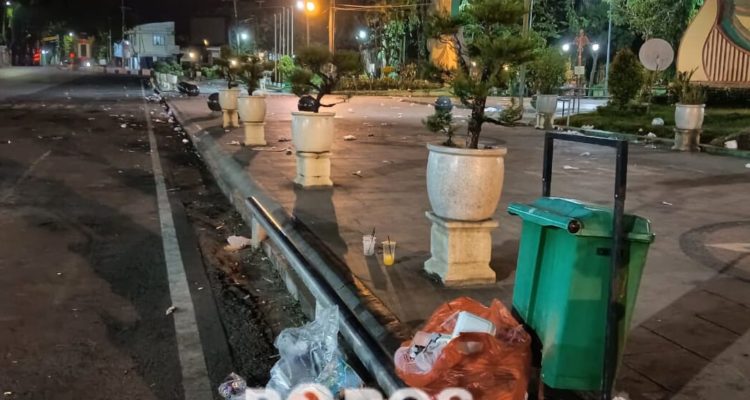 Kondisi taman Bunga dipenuhi sampah yang berserakan saat menjelang subuh. Foto diambil sebelum petugas membersihkannya.