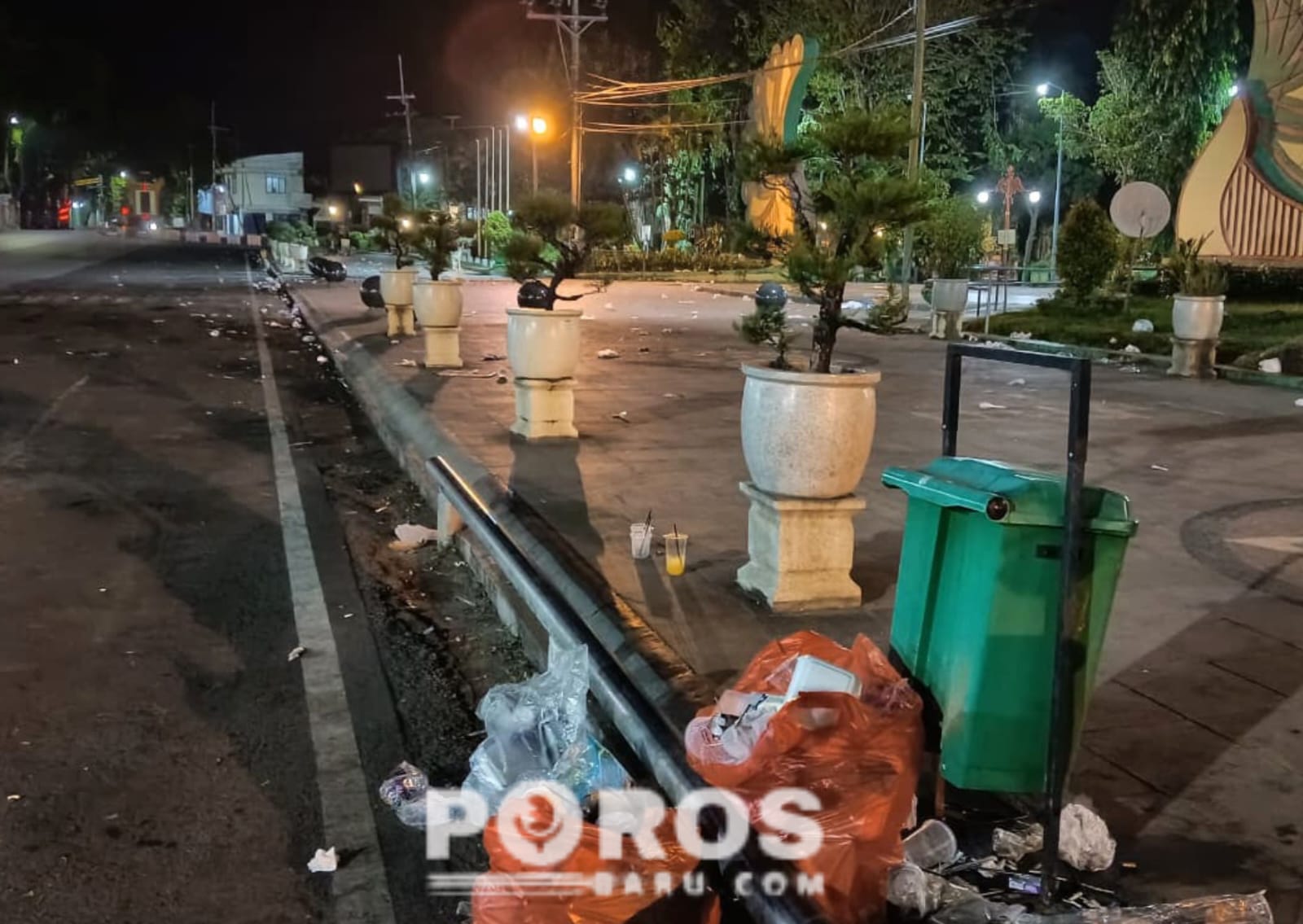 Kondisi taman Bunga dipenuhi sampah yang berserakan saat menjelang subuh. Foto diambil sebelum petugas membersihkannya.