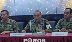Komandan Puspom TNI, Mayjen TNI Yusri Nuryanto saat konfrensi pers terkait pelaku penyiraman air keras pada aktivis KontraS di Mabes TNI.