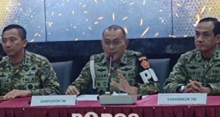 Komandan Puspom TNI, Mayjen TNI Yusri Nuryanto saat konfrensi pers terkait pelaku penyiraman air keras pada aktivis KontraS di Mabes TNI.