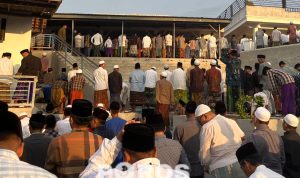 Suasana saat jamaah solat Id di Pondok Pesantren Al-Karawi. Lebaran lebih awal ini sudah menjadi tradisi di setiap tahunnya.