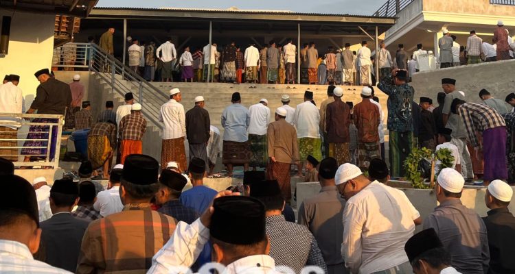Suasana saat jamaah solat Id di Pondok Pesantren Al-Karawi. Lebaran lebih awal ini sudah menjadi tradisi di setiap tahunnya.