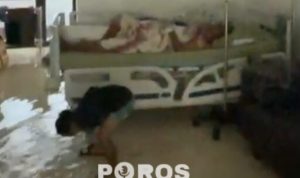 Seorang anak kecil di ruangan pasien tampak melihat sekelilingnya saat genangan air mulai memenuhi are ruangan RSUD Moh. Anwar Sumenep.