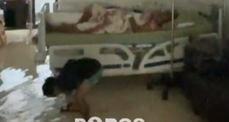 Seorang anak kecil di ruangan pasien tampak melihat sekelilingnya saat genangan air mulai memenuhi are ruangan RSUD Moh. Anwar Sumenep.