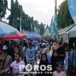 Suasana saat pengunjung memadati area bazar takjil hingga tumpah ruah ke taman Adipura.
