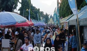 Suasana saat pengunjung memadati area bazar takjil hingga tumpah ruah ke taman Adipura.