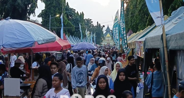 Suasana saat pengunjung memadati area bazar takjil hingga tumpah ruah ke taman Adipura.
