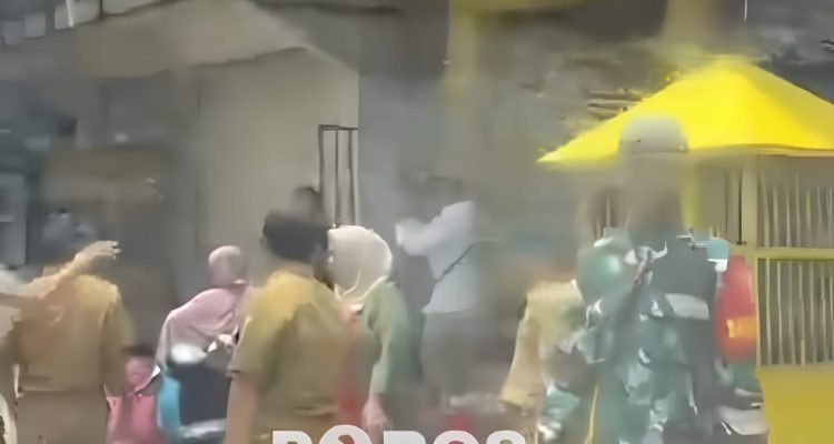 Suasana saat Forkopimda beserta Polsek dan Kodim melakukan Sweeping di lapak pegadang eceran BBM.