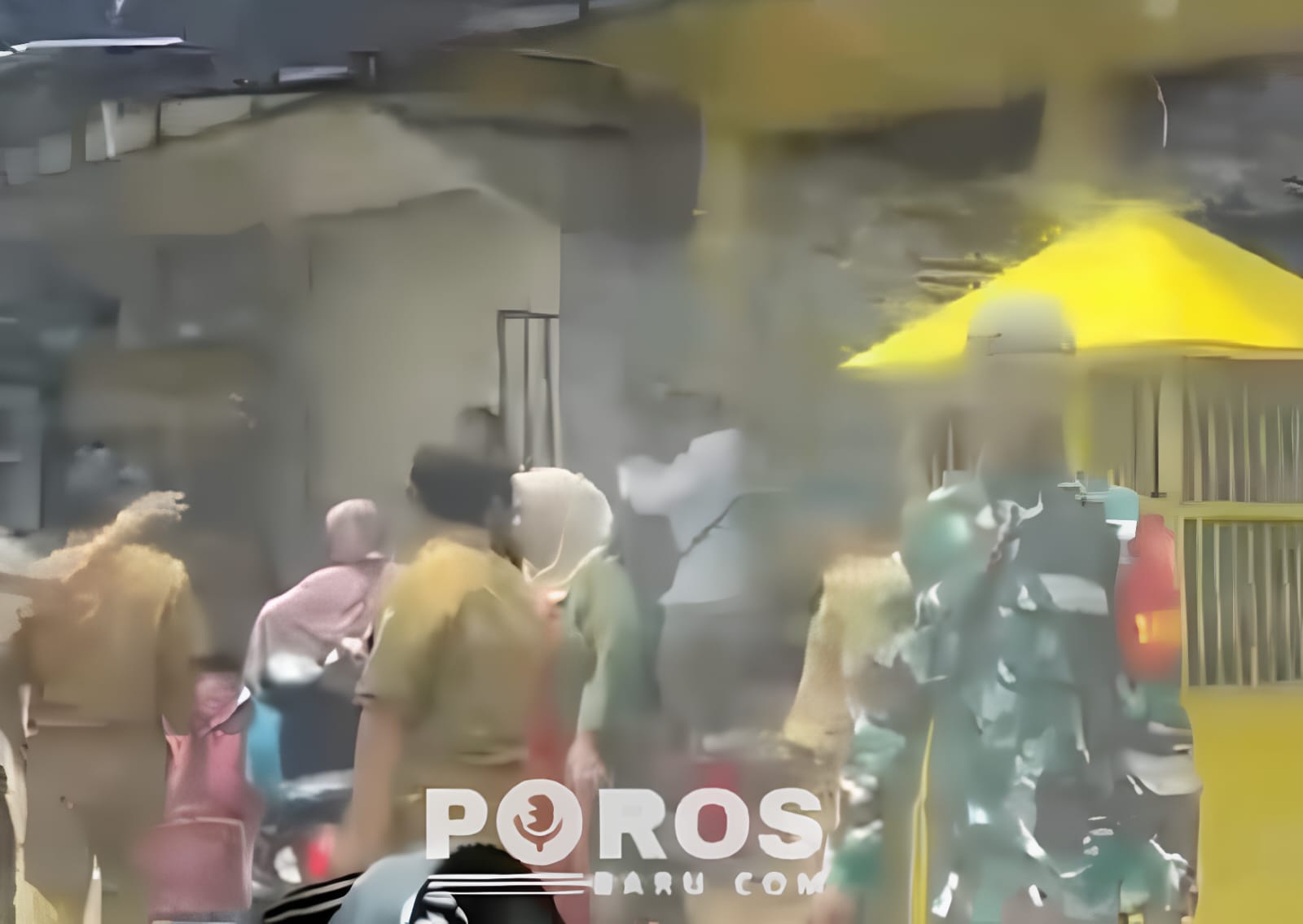 Suasana saat Forkopimda beserta Polsek dan Kodim melakukan Sweeping di lapak pegadang eceran BBM.