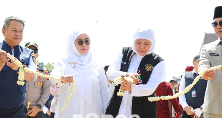 Gubernur Jawa Timur, Khofifah Indar Parawansah beserta eks Wakil Bupati Sumenep Nyai H. Dewi Khalifah saat meresmikan pelabuhan Dungkek pada tahun 2023 lalu.