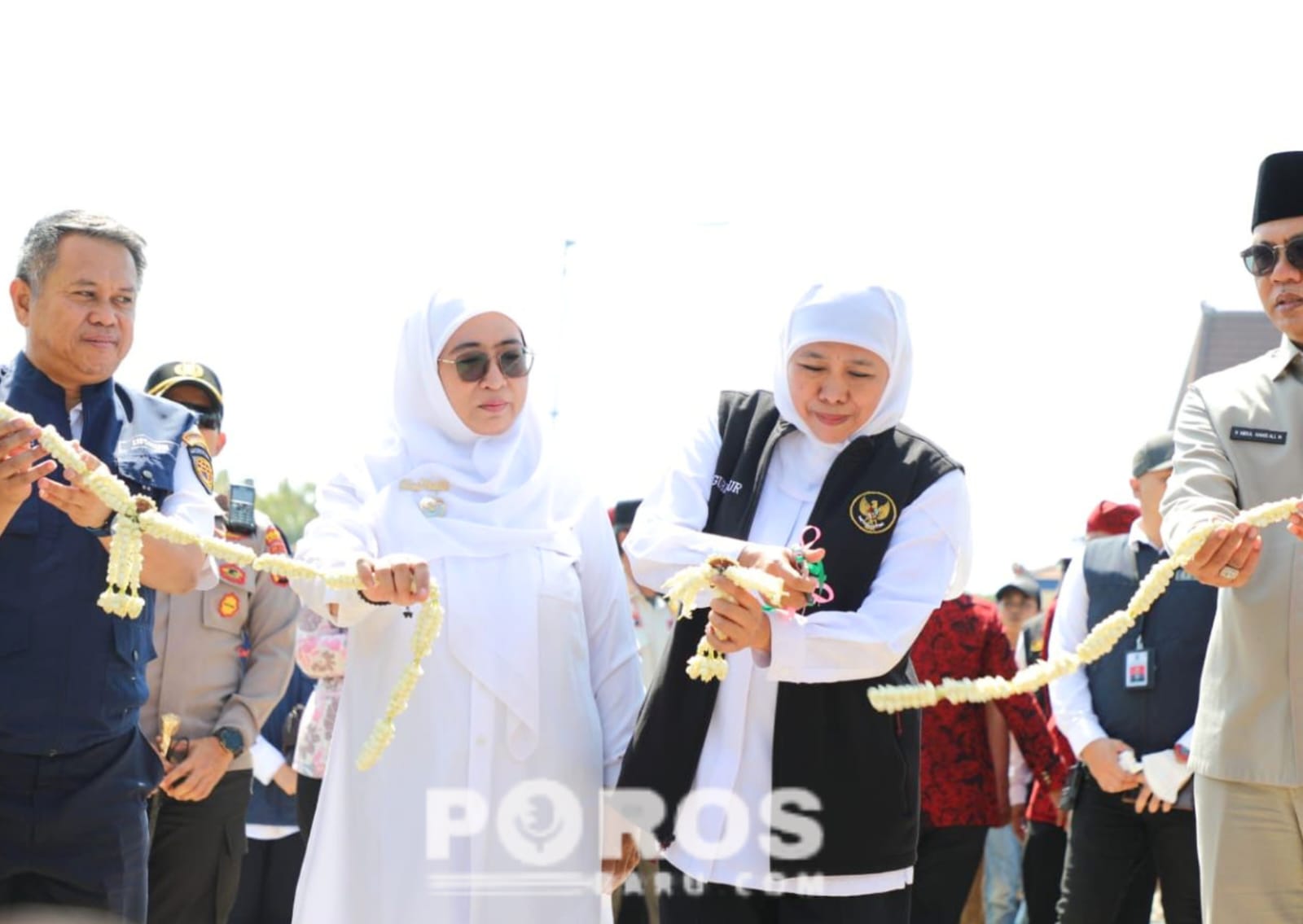 Gubernur Jawa Timur, Khofifah Indar Parawansah beserta eks Wakil Bupati Sumenep Nyai H. Dewi Khalifah saat meresmikan pelabuhan Dungkek pada tahun 2023 lalu.