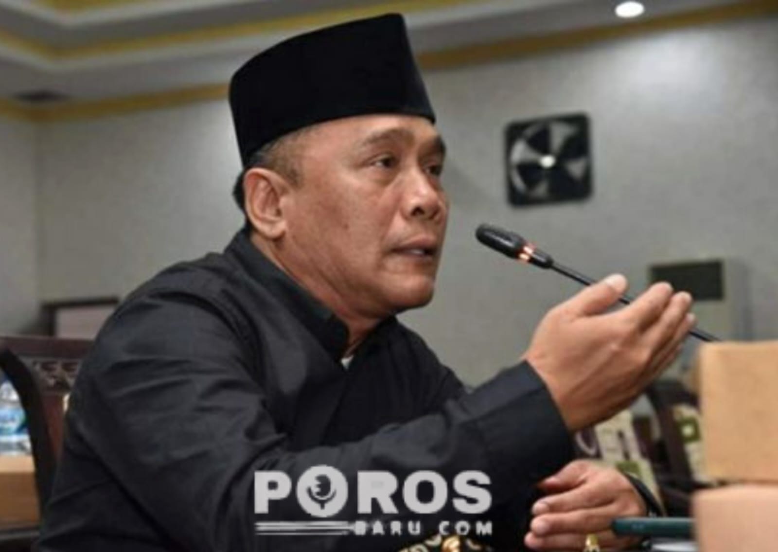 Anggota Komisi II DPRD Sumenep, Juhari S,Ag, meminta Pemkab Sumenep perketat distribusi BBM buntut panic buying di Kangean.