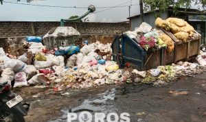 Kondisi tumpukan sampah yang menggunung dan mengeluarkan bau tidak sedap di pasar anom. Pihak pasar telah mulai membersihkannya.