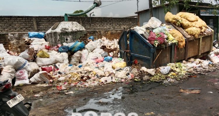 Kondisi tumpukan sampah yang menggunung dan mengeluarkan bau tidak sedap di pasar anom. Pihak pasar telah mulai membersihkannya.