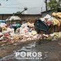 Kondisi tumpukan sampah yang menggunung dan mengeluarkan bau tidak sedap di pasar anom. Pihak pasar telah mulai membersihkannya.
