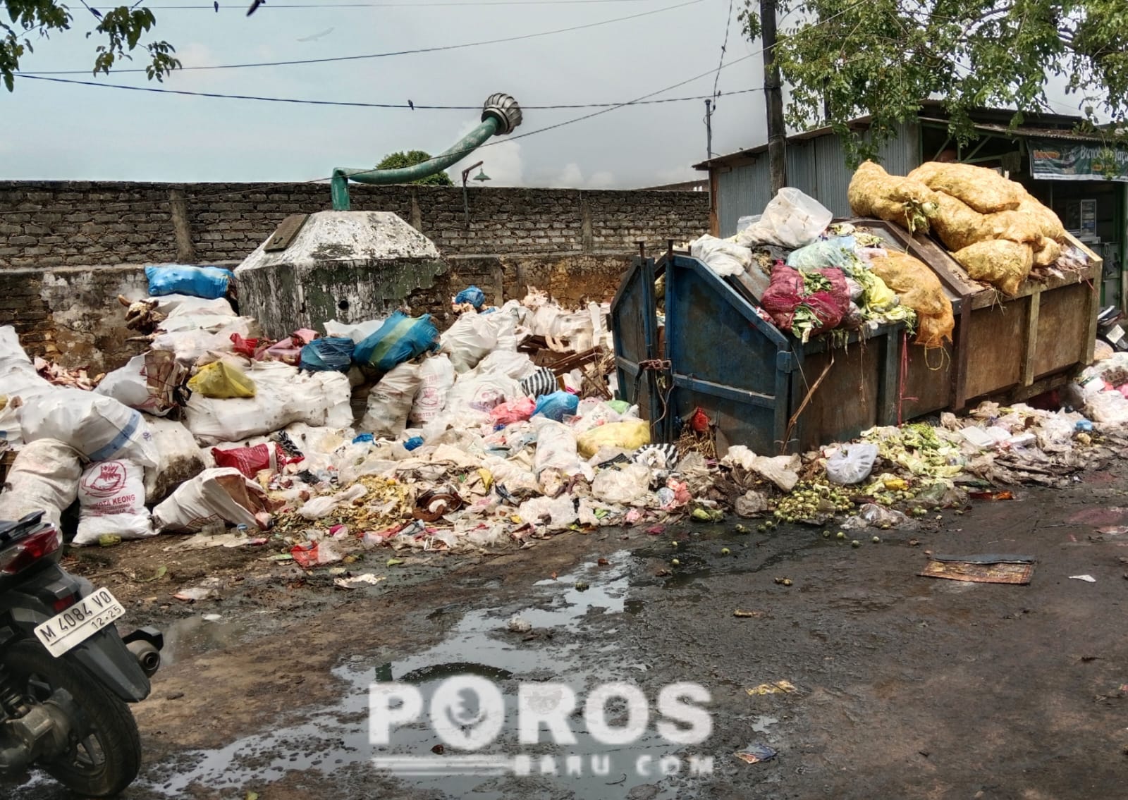 Kondisi tumpukan sampah yang menggunung dan mengeluarkan bau tidak sedap di pasar anom. Pihak pasar telah mulai membersihkannya.