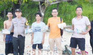 Sejumlah warga dan Polsek Geli Genting saat mengamankan barang diduga kokain.