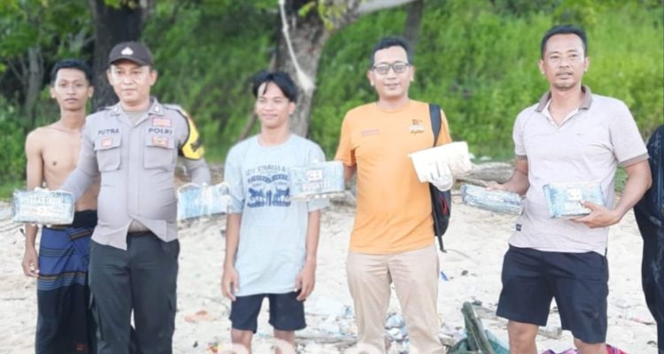 Sejumlah warga dan Polsek Geli Genting saat mengamankan barang diduga kokain.