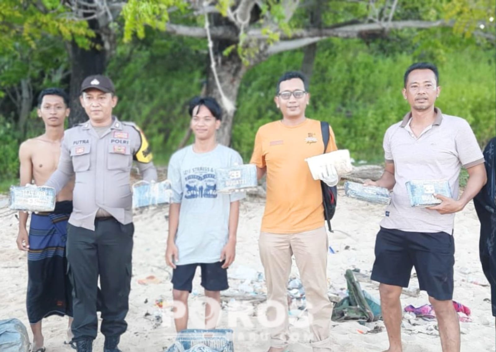 Sejumlah warga dan Polsek Geli Genting saat mengamankan barang diduga kokain.