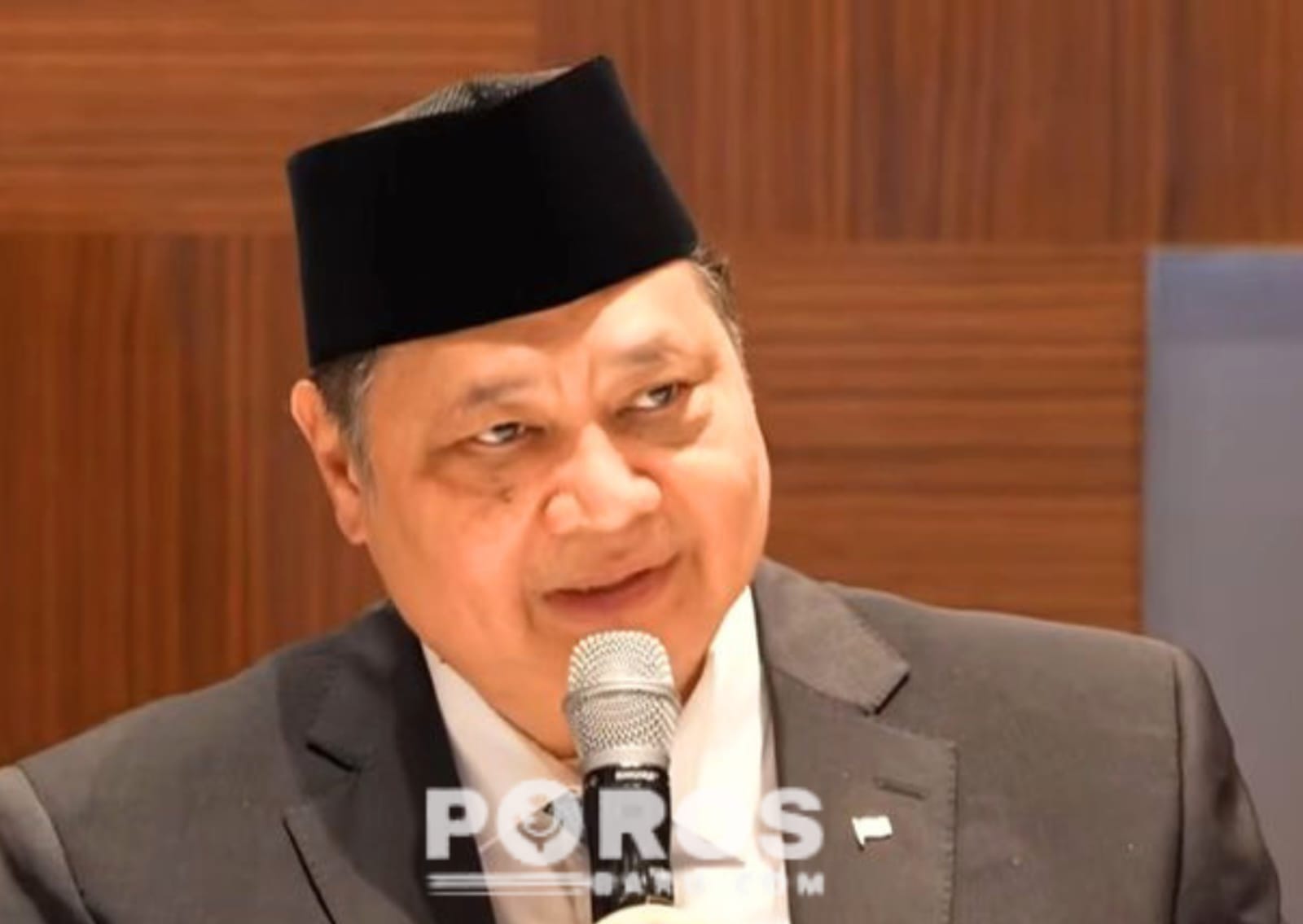 Pemerintah melalui Mentri Koordinator Perekonomian Indonesia, Airlangga Hartarto tetapkan WFH bagi ASN, Selasa (31/03) di Soel, Korea Selatan.