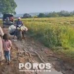 Rusak Berat : Warga tampak keselutin, beberapa bahakan harus berjalan kaki melintasi akses jalan menuju Kecamatan Arjasa, Kangean.