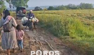 Rusak Berat : Warga tampak keselutin, beberapa bahakan harus berjalan kaki melintasi akses jalan menuju Kecamatan Arjasa, Kangean.