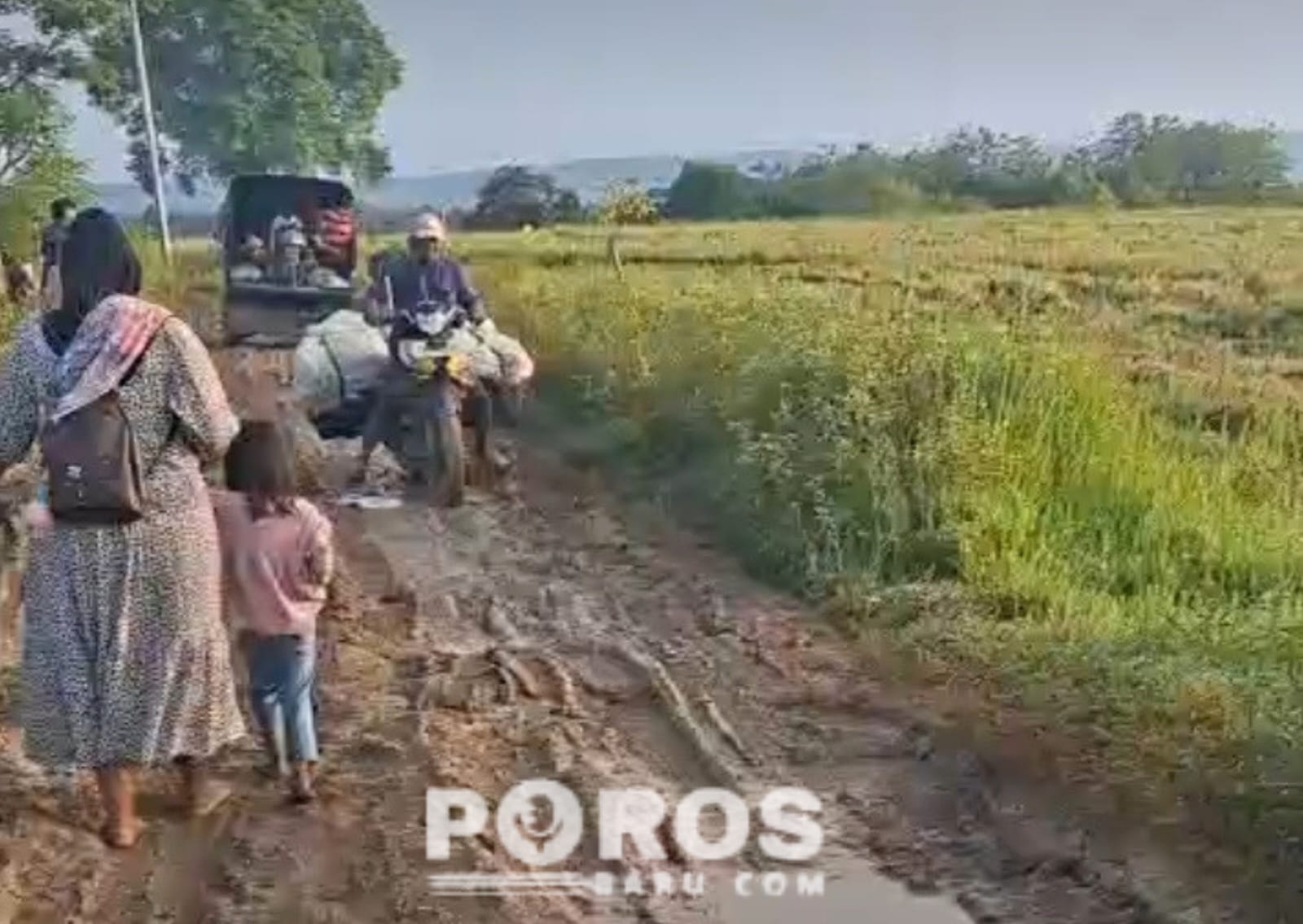 Rusak Berat : Warga tampak keselutin, beberapa bahakan harus berjalan kaki melintasi akses jalan menuju Kecamatan Arjasa, Kangean.